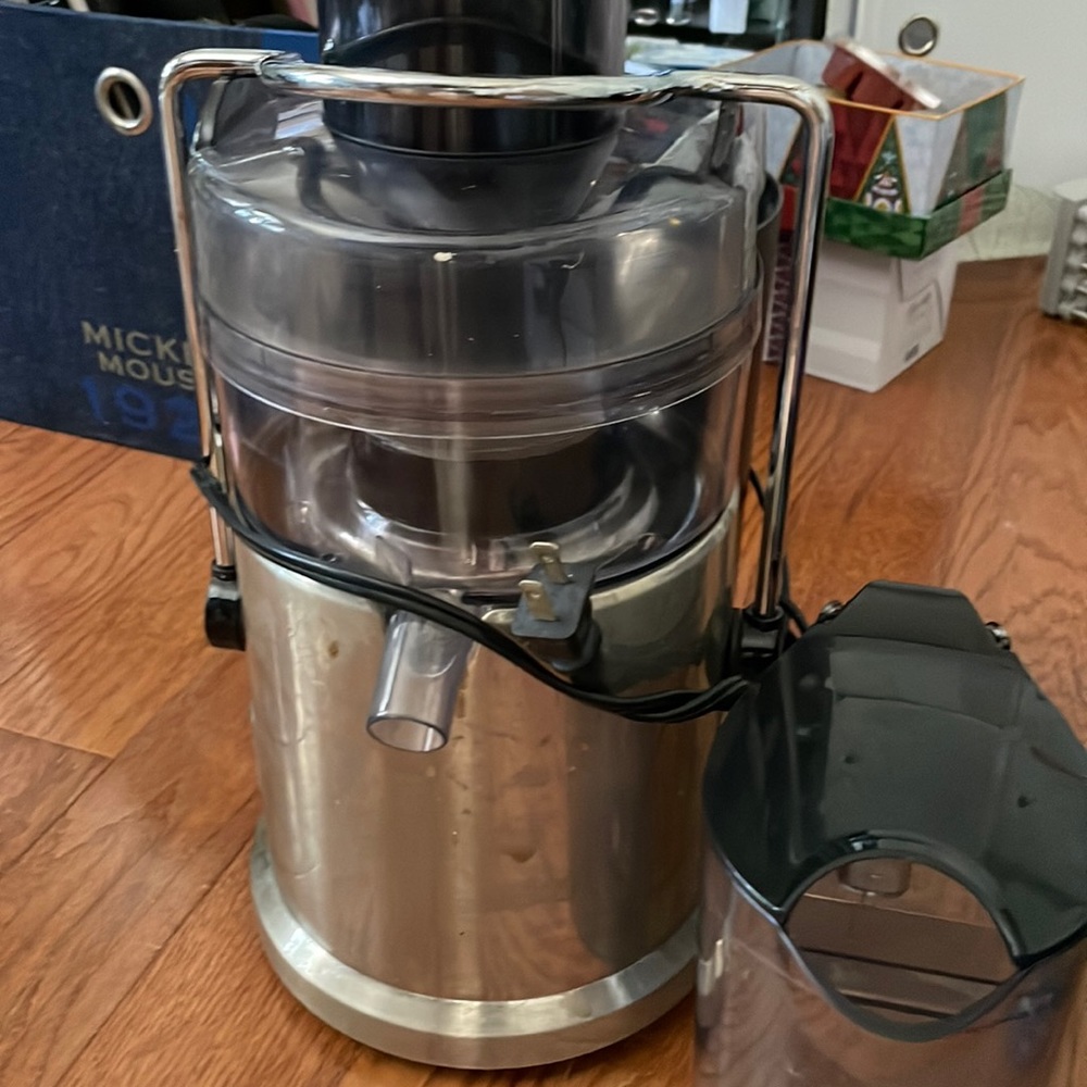 Dash brand juicer centrifuge cold press works fabulous! Hubby gifted a new one.